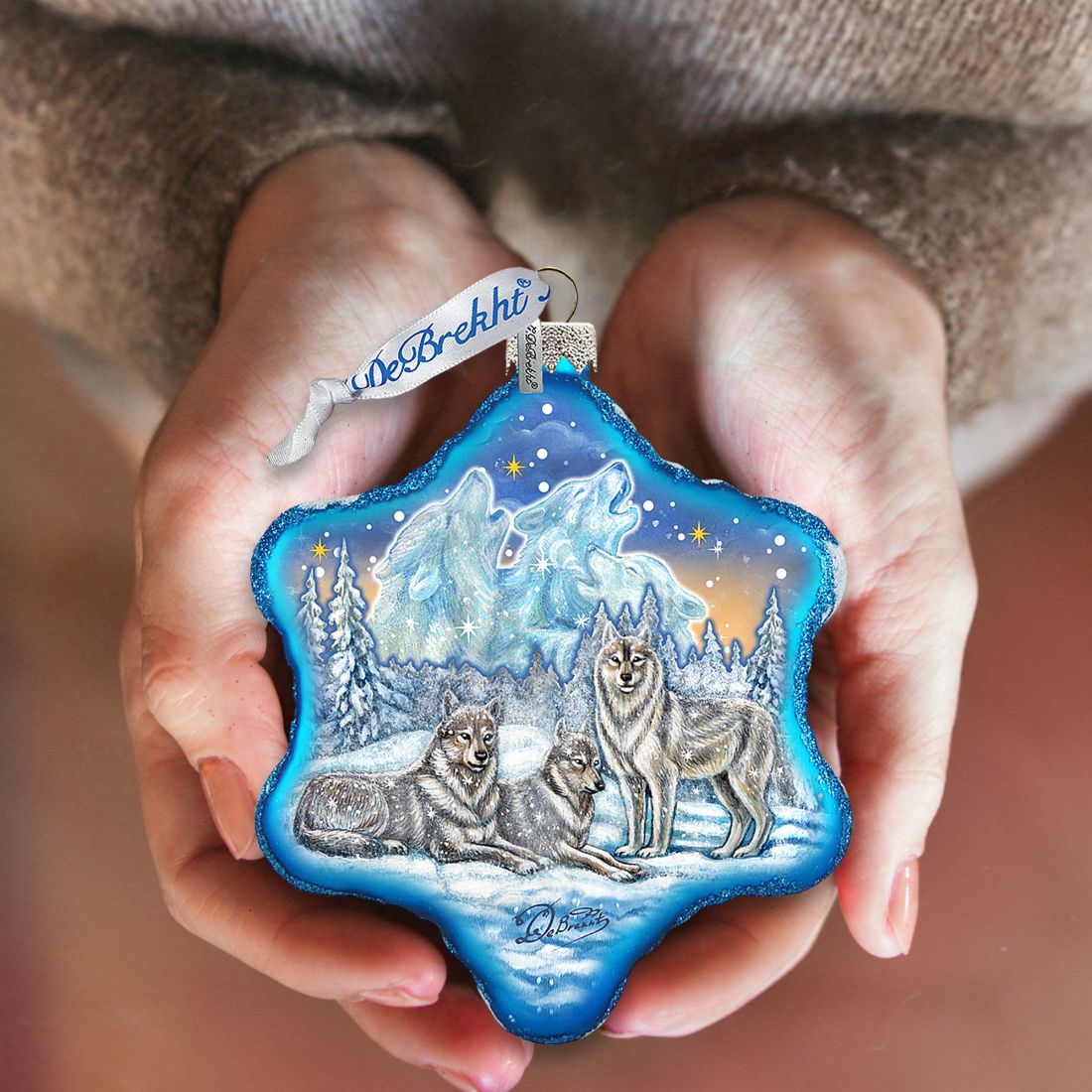 Adorno de cristal con forma de copo de nieve de lobos invernales de G. DeBrekht - Decoración navideña con temática de vida silvestre - 754-012