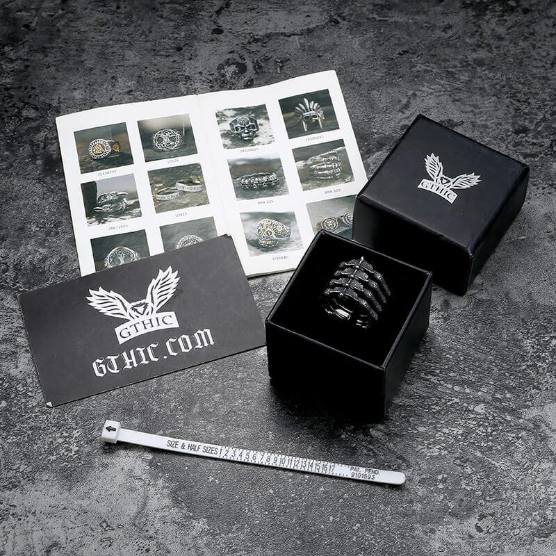 Anillo de acero inoxidable con vértebras detalladas