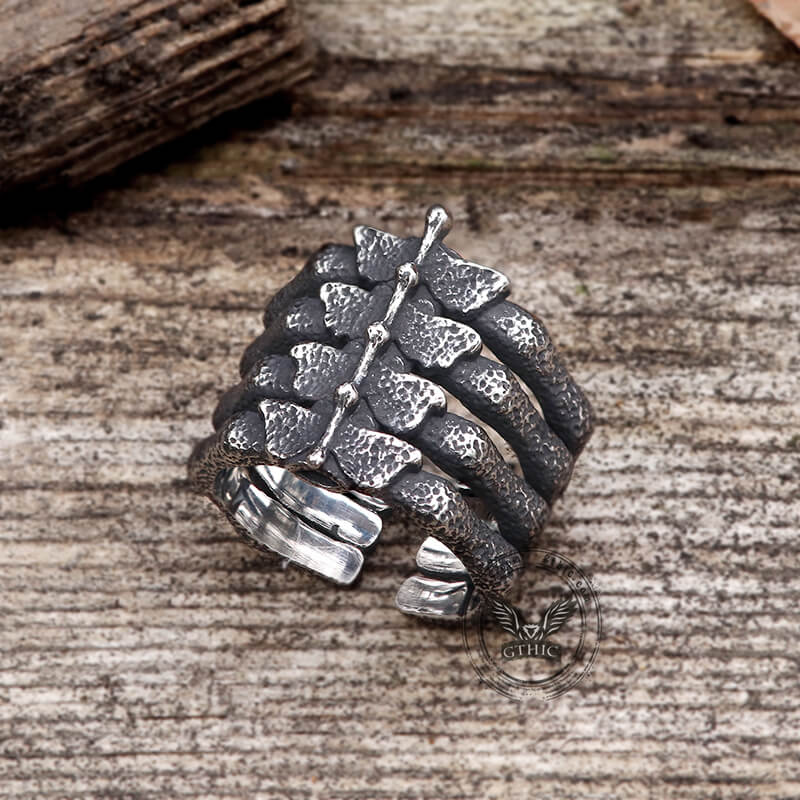 Anillo de acero inoxidable con vértebras detalladas