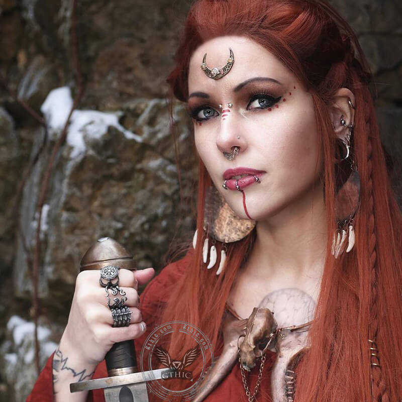 Anillo de acero inoxidable con vértebras detalladas