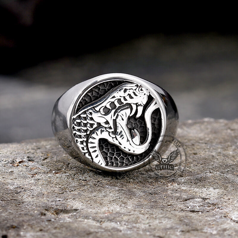 Anillo de acero inoxidable con serpiente cobra dominante