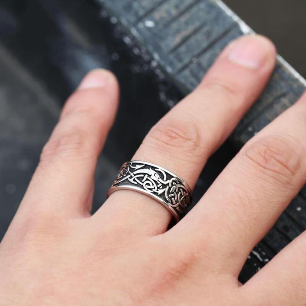 Anillo vikingo de acero inoxidable con nudo celta y cabeza de dragón