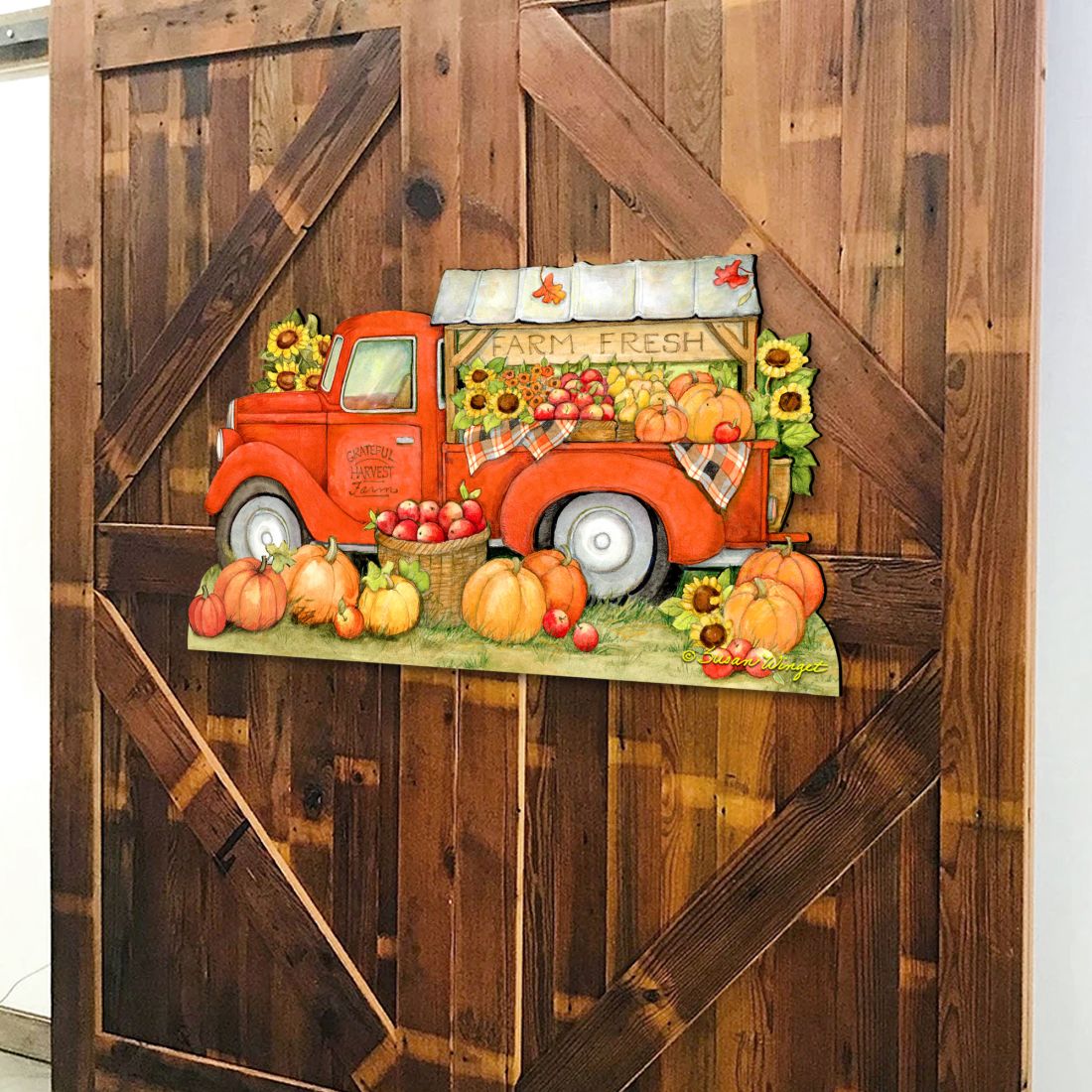 Decoración de puerta de Acción de Gracias con un camión de calabazas y frutas y verduras, por Susan Winget - Decoración de Halloween - 8471202H-SW