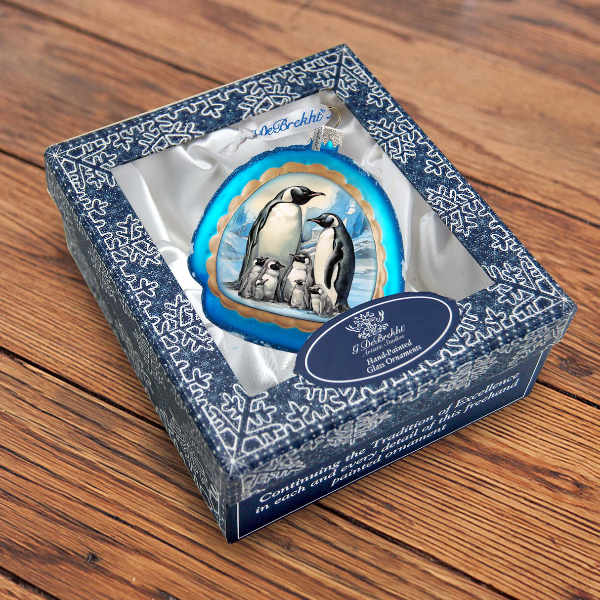 Amor en el hielo - Adorno de vidrio arcoíris con la familia de pingüinos de G. Debrekht - Decoración navideña con temática de vida silvestre - 756-019