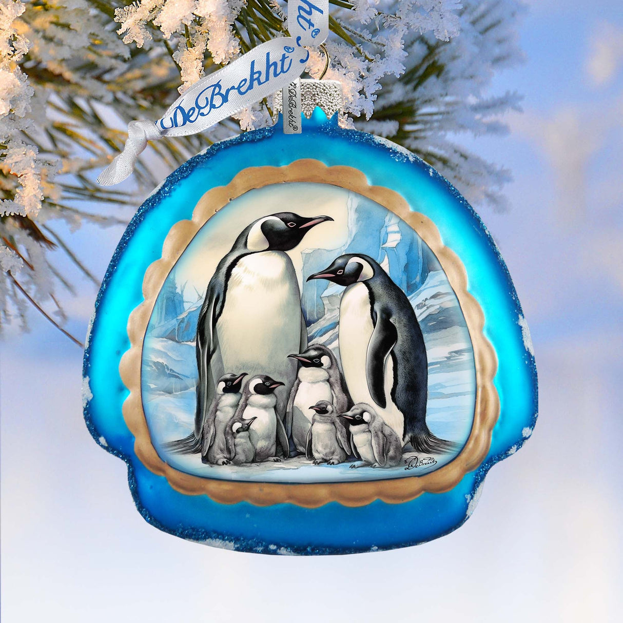 Amor en el hielo - Adorno de vidrio arcoíris con la familia de pingüinos de G. Debrekht - Decoración navideña con temática de vida silvestre - 756-019