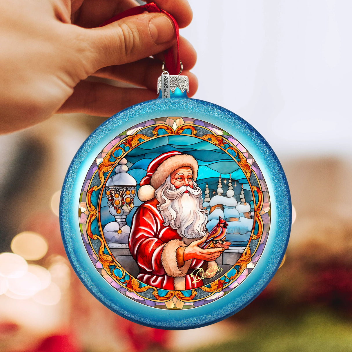 Adorno de vidrio "Amigo de Papá Noel con plumas rojas" de G. DeBrekht - Decoración navideña de muñeco de nieve de Papá Noel - 744-046