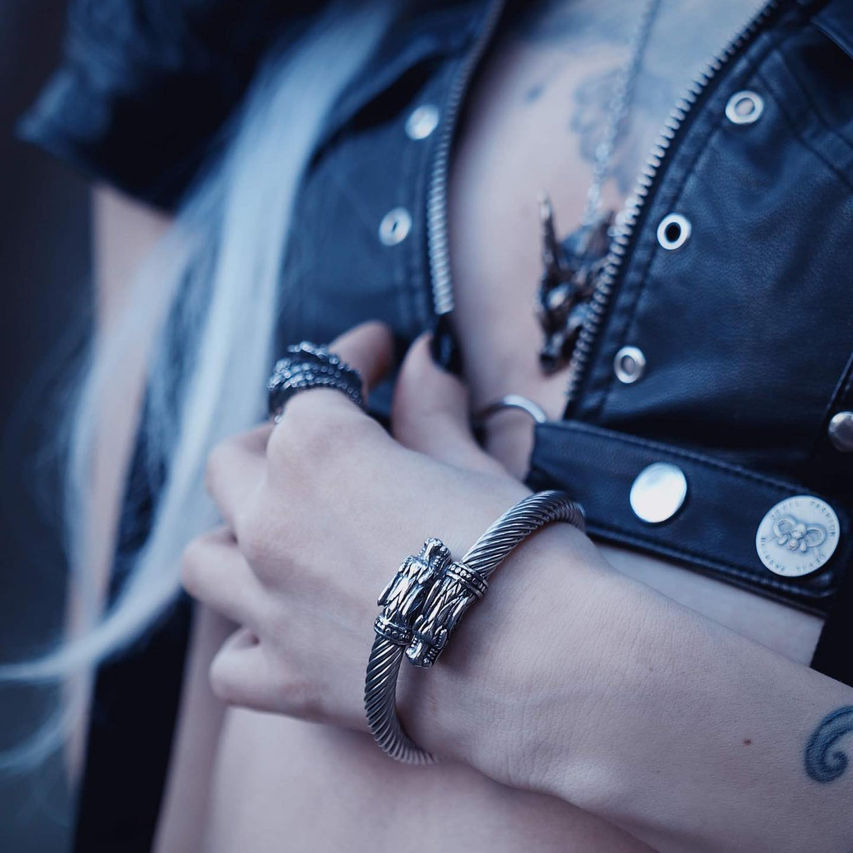 Pulsera vikinga de acero inoxidable con dragones ardientes