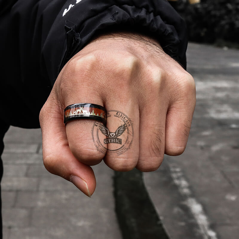 Anillo de acero inoxidable con textura de madera de alce del bosque