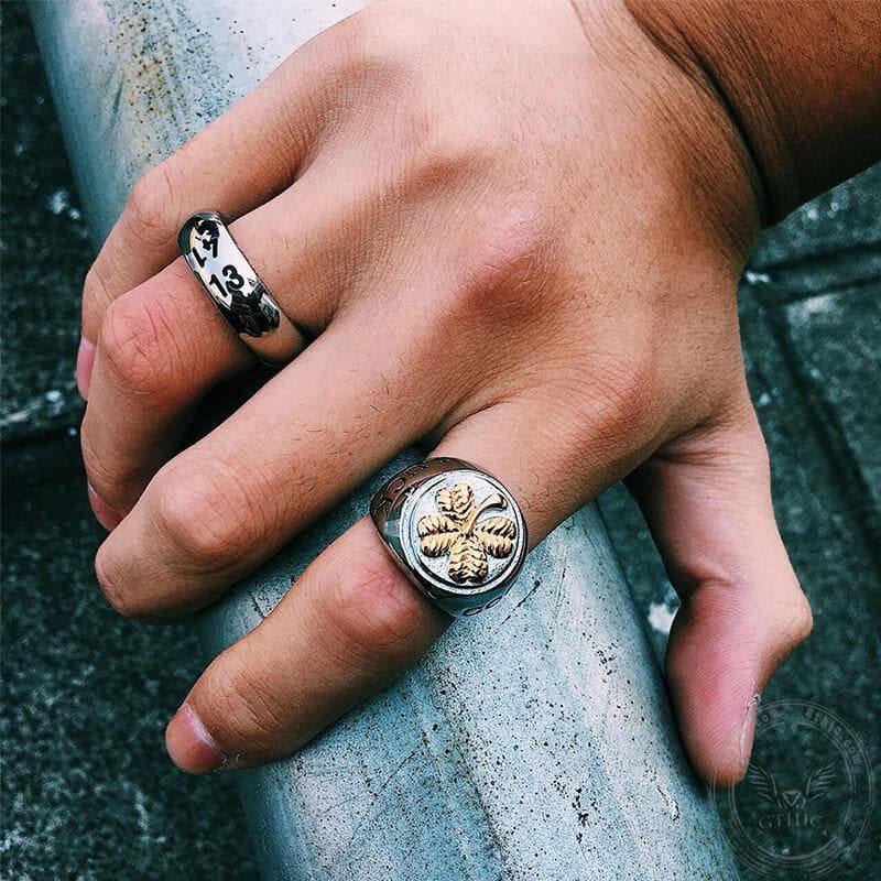 Anillo de la suerte de acero inoxidable con trébol de cuatro hojas