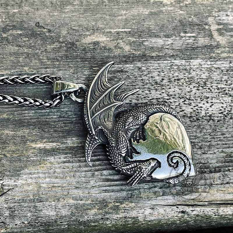 Colgante de acero inoxidable con forma de corazón de dragón gótico