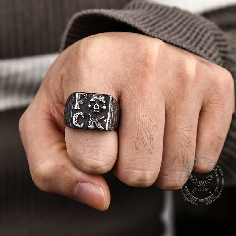 Anillo de acero inoxidable con calavera y letras góticas inglesas