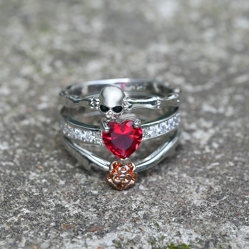 Anillo de latón con calavera de circonita y corazón gótico