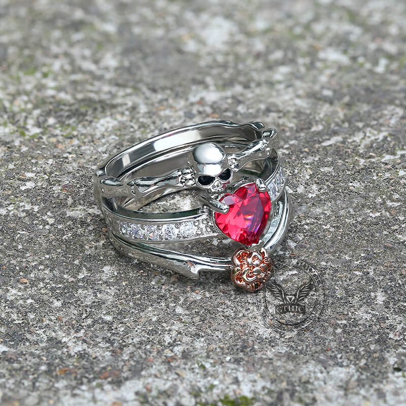 Anillo de latón con calavera de circonita y corazón gótico