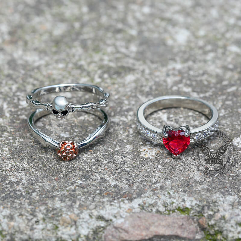 Anillo de latón con calavera de circonita y corazón gótico