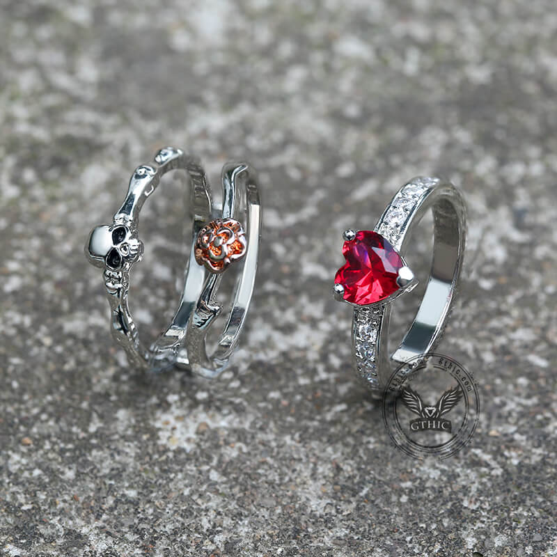 Anillo de latón con calavera de circonita y corazón gótico