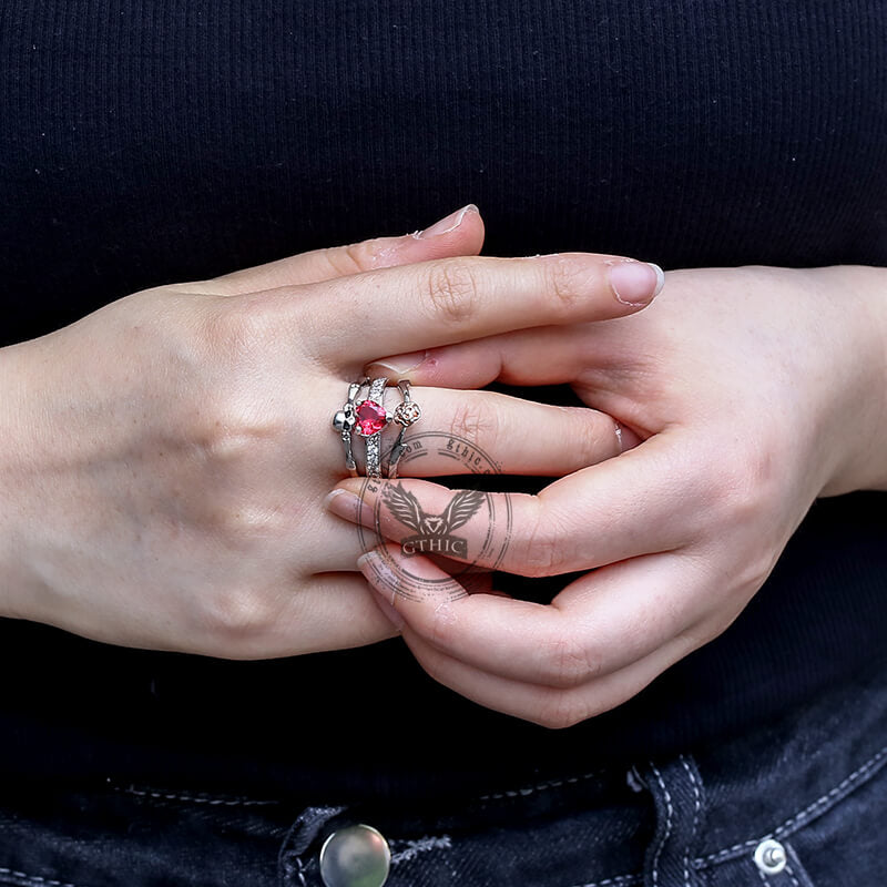 Anillo de latón con calavera de circonita y corazón gótico