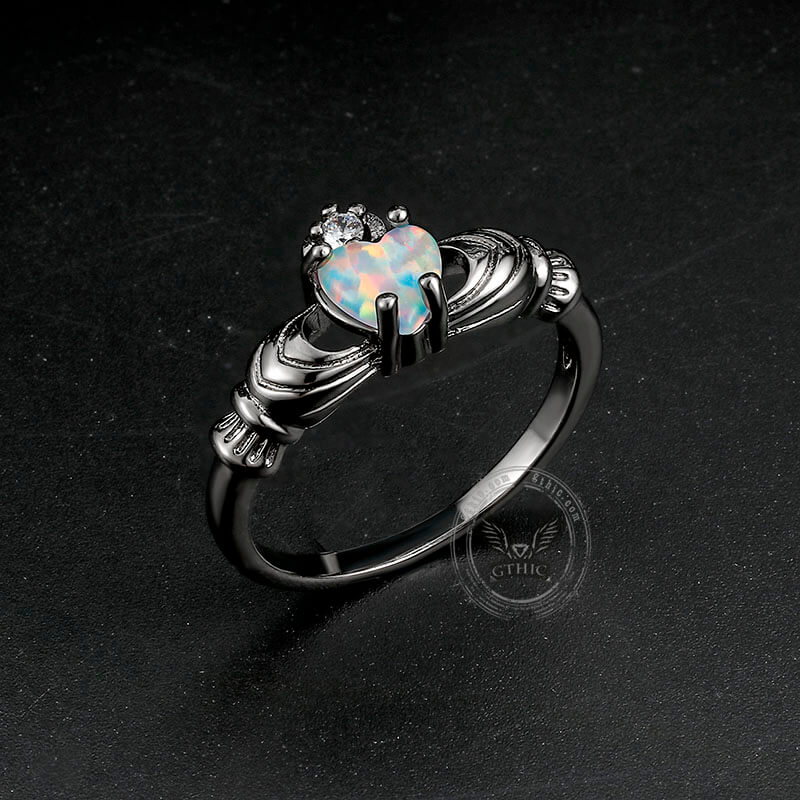 Anillo Claddagh de latón con ópalo y corazón gótico