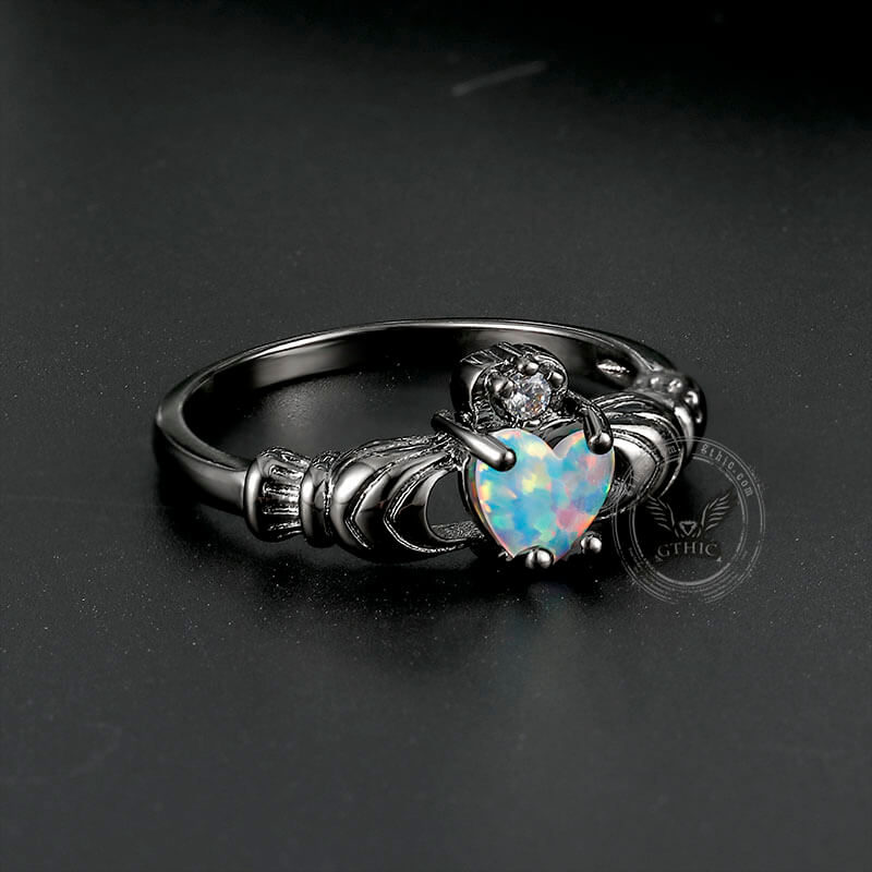 Anillo Claddagh de latón con ópalo y corazón gótico