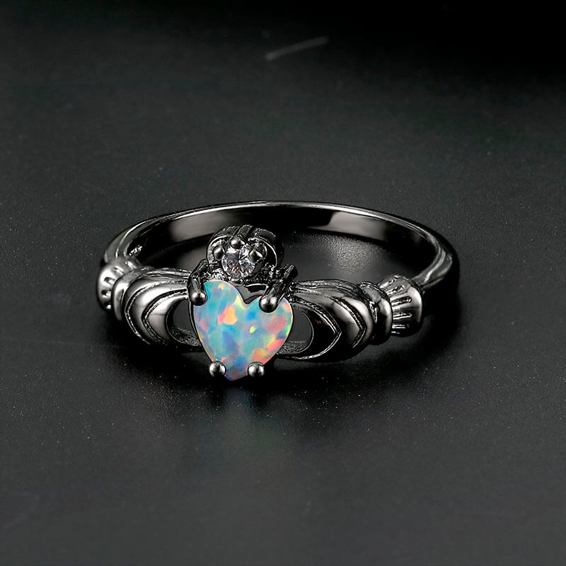 Anillo Claddagh de latón con ópalo y corazón gótico