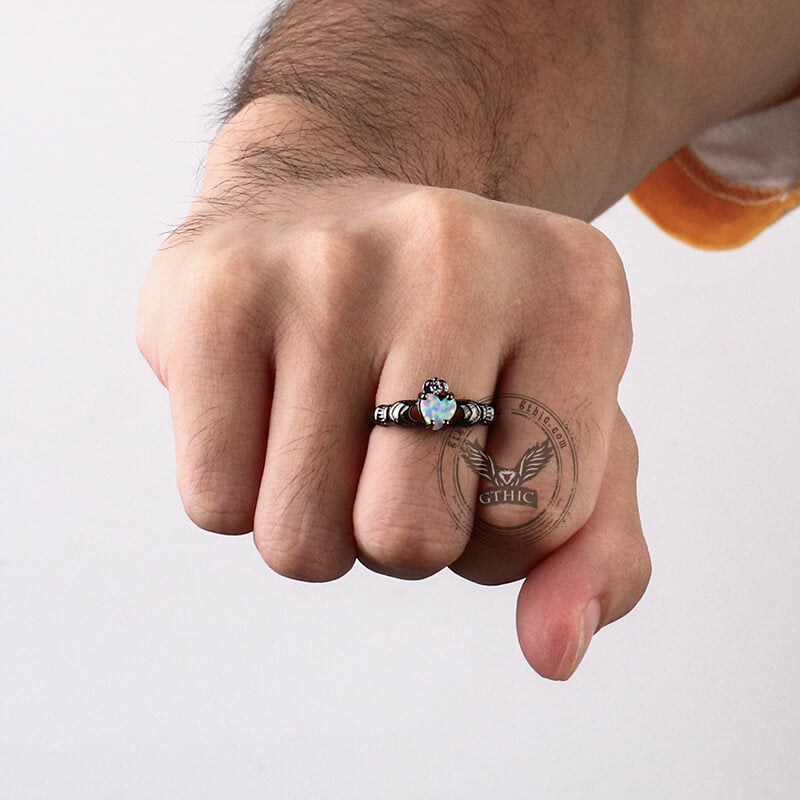 Anillo Claddagh de latón con ópalo y corazón gótico