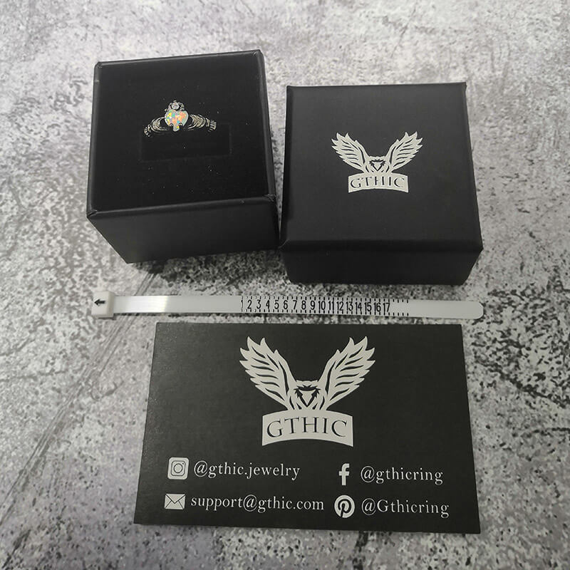 Anillo Claddagh de latón con ópalo y corazón gótico