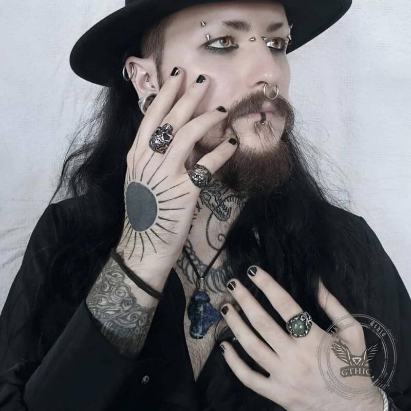 Anillo de acero inoxidable con piedra lunar gótica