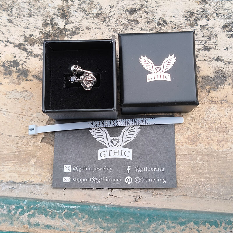 Anillo de acero inoxidable con calavera de rosa gótica