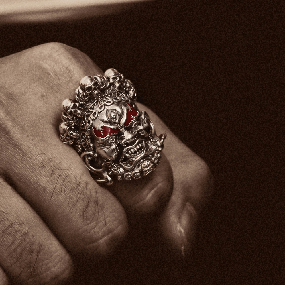 Anillo de calavera de acero inoxidable con el dios Buda de la riqueza