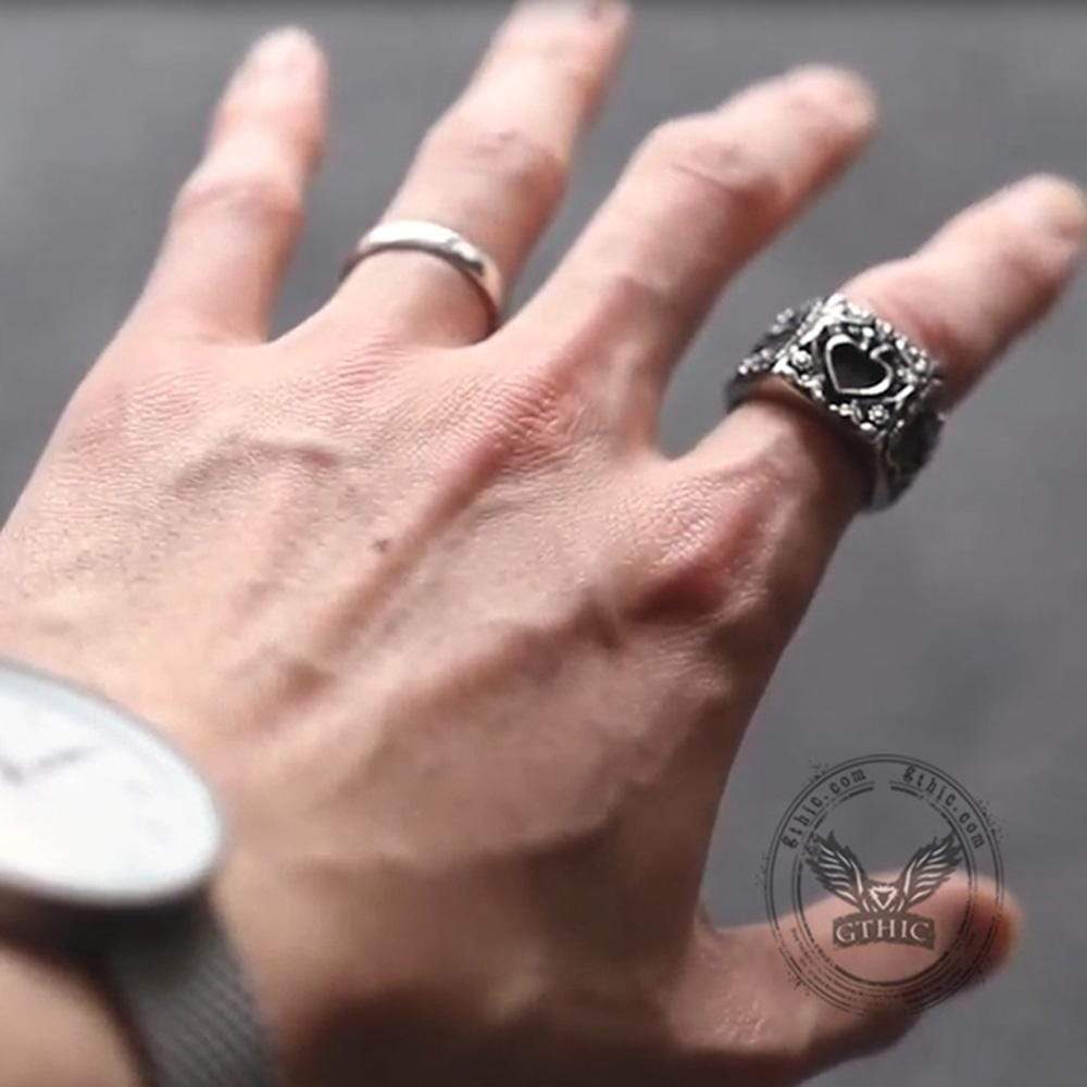 Anillo de motociclista de acero inoxidable con espadas de póquer