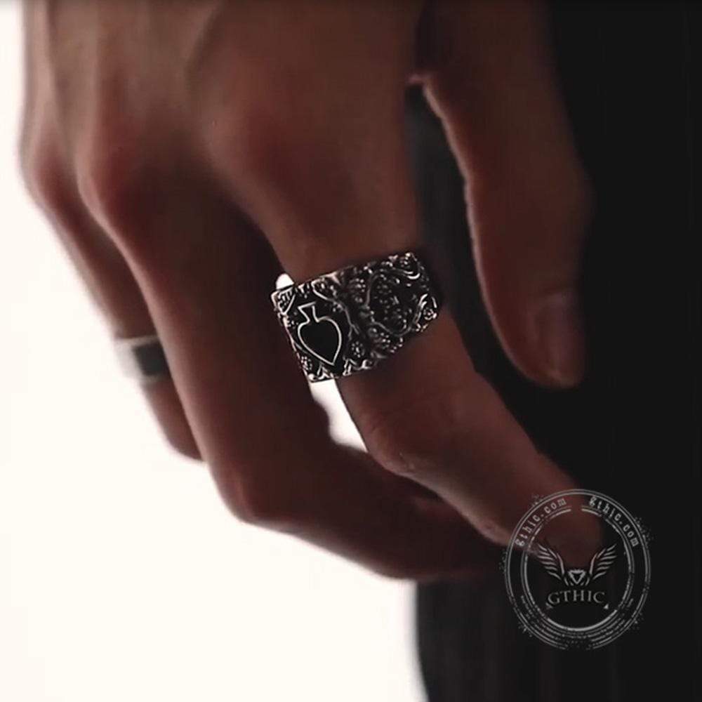 Anillo de motociclista de acero inoxidable con espadas de póquer