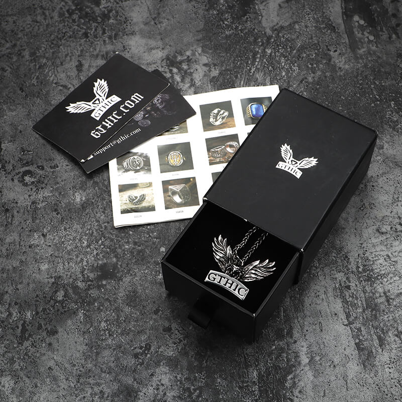 Colgante de acero inoxidable con diseño de logotipo gótico