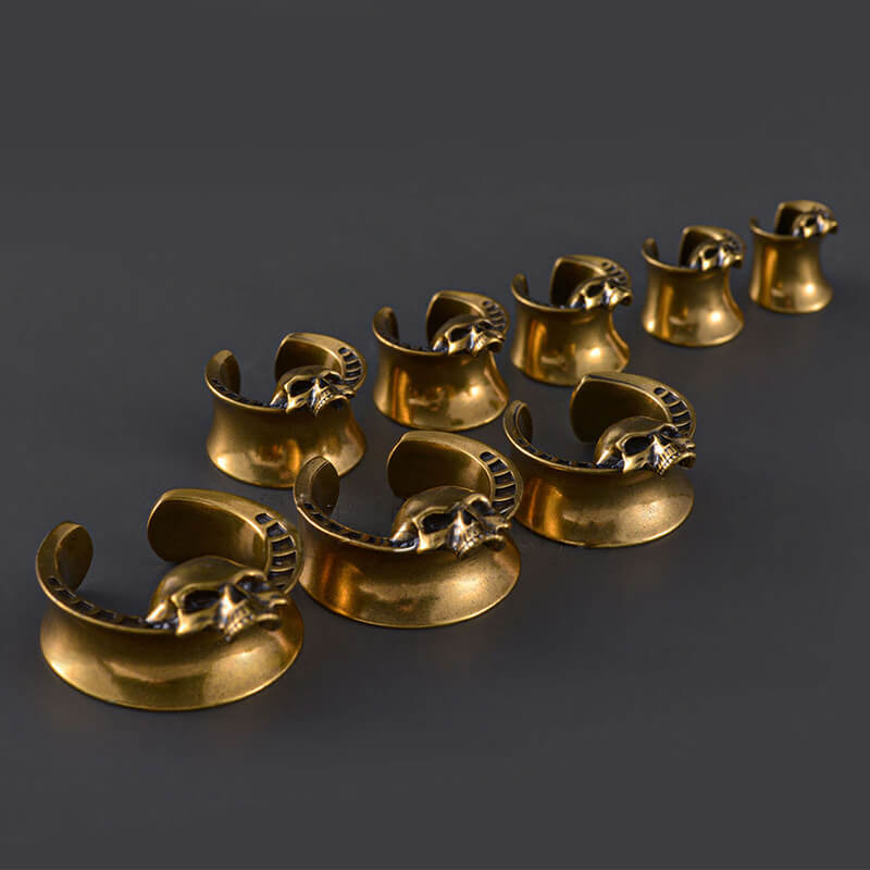 Dilatadores de oreja de túnel de latón con forma de calavera con cuernos