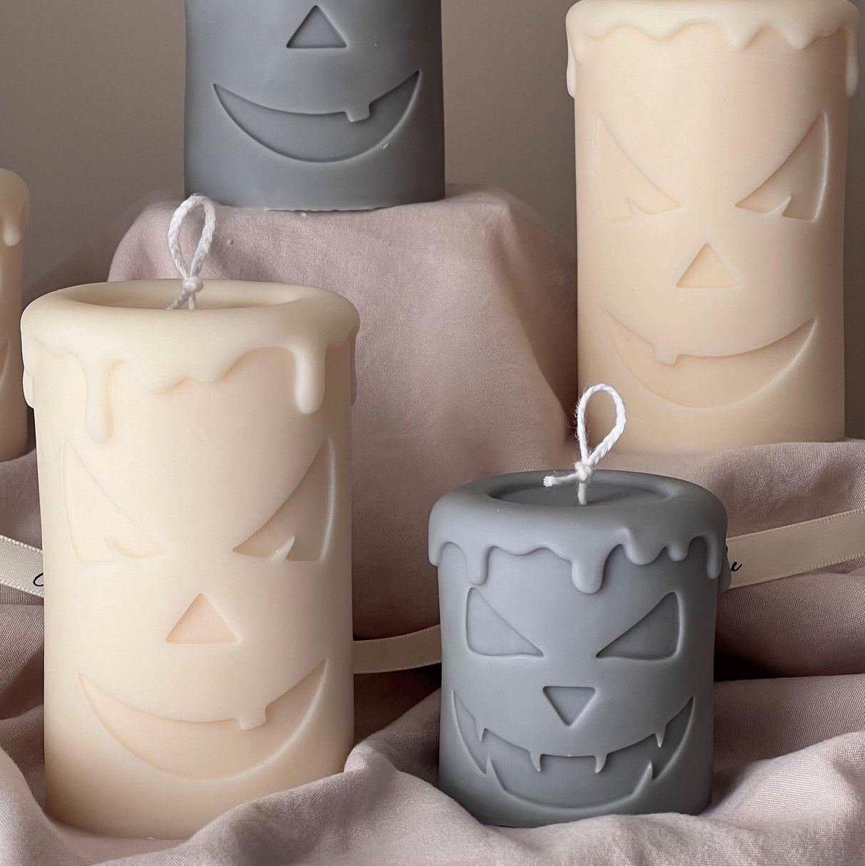 Vela de pilar con cara de fantasma de calabaza aterradora
