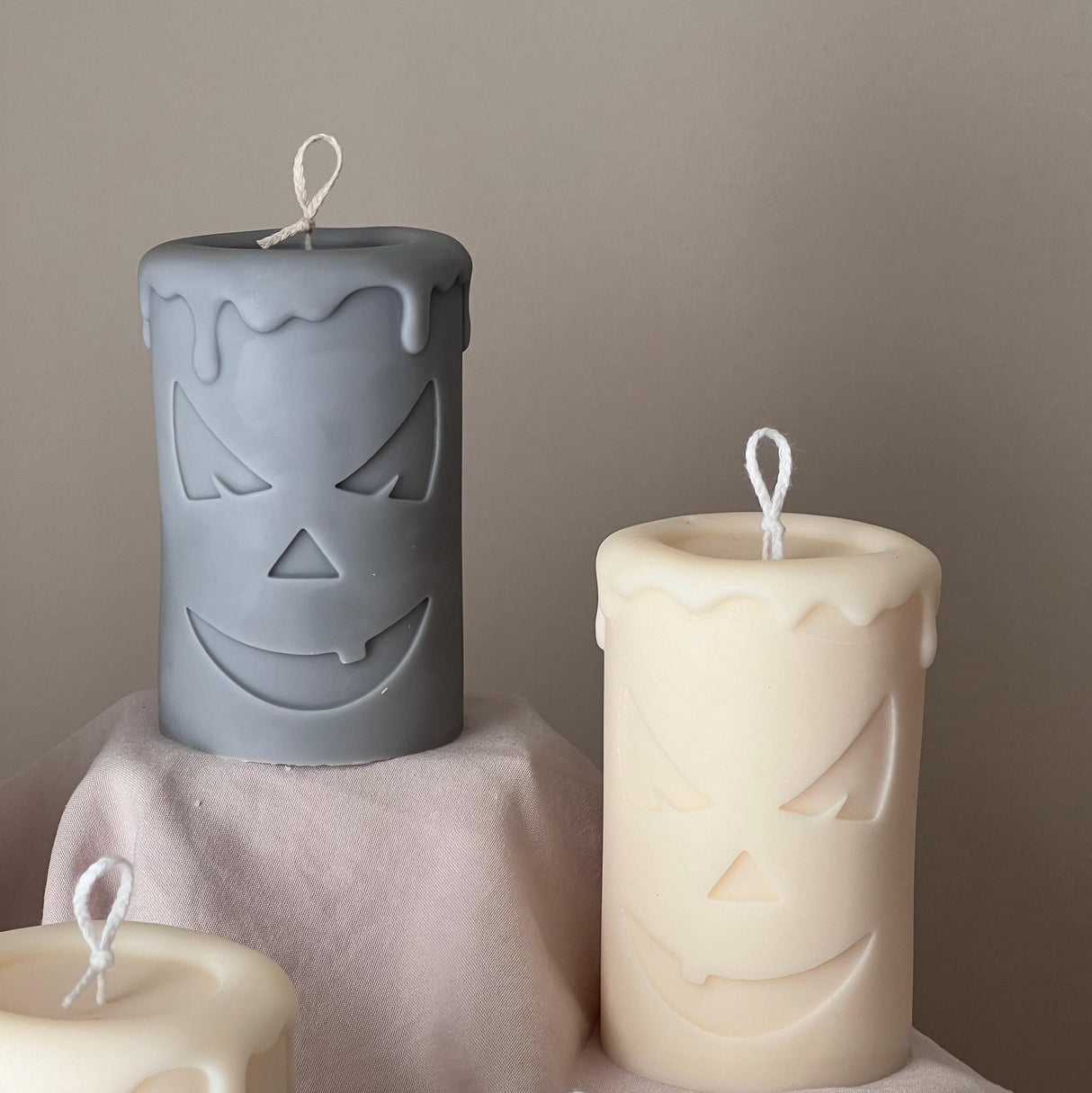 Vela de pilar con cara de fantasma de calabaza aterradora