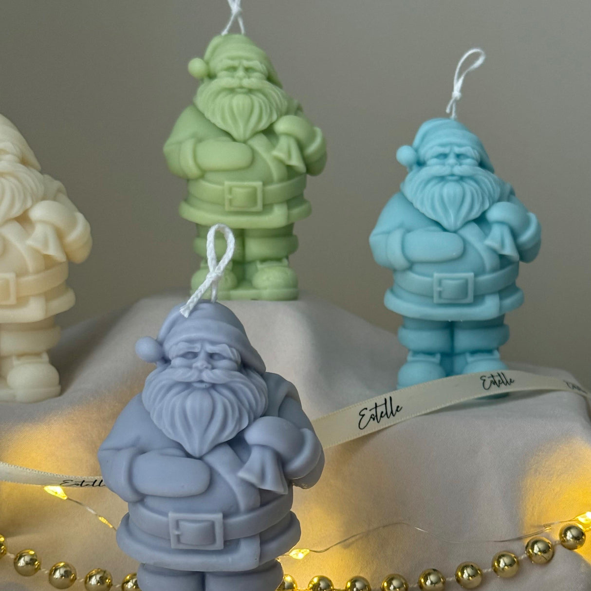 Lindo Papá Noel con vela de regalo