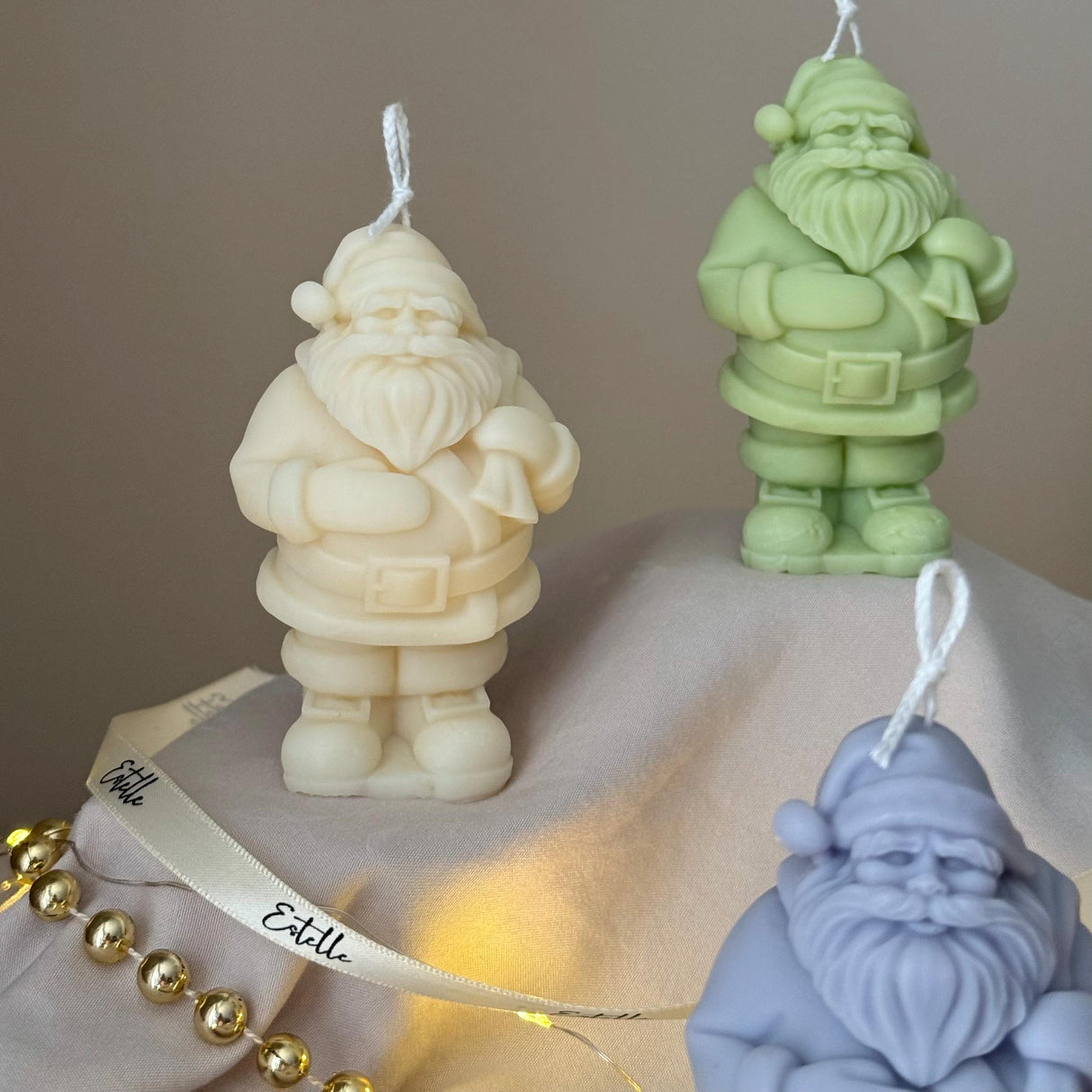 Lindo Papá Noel con vela de regalo