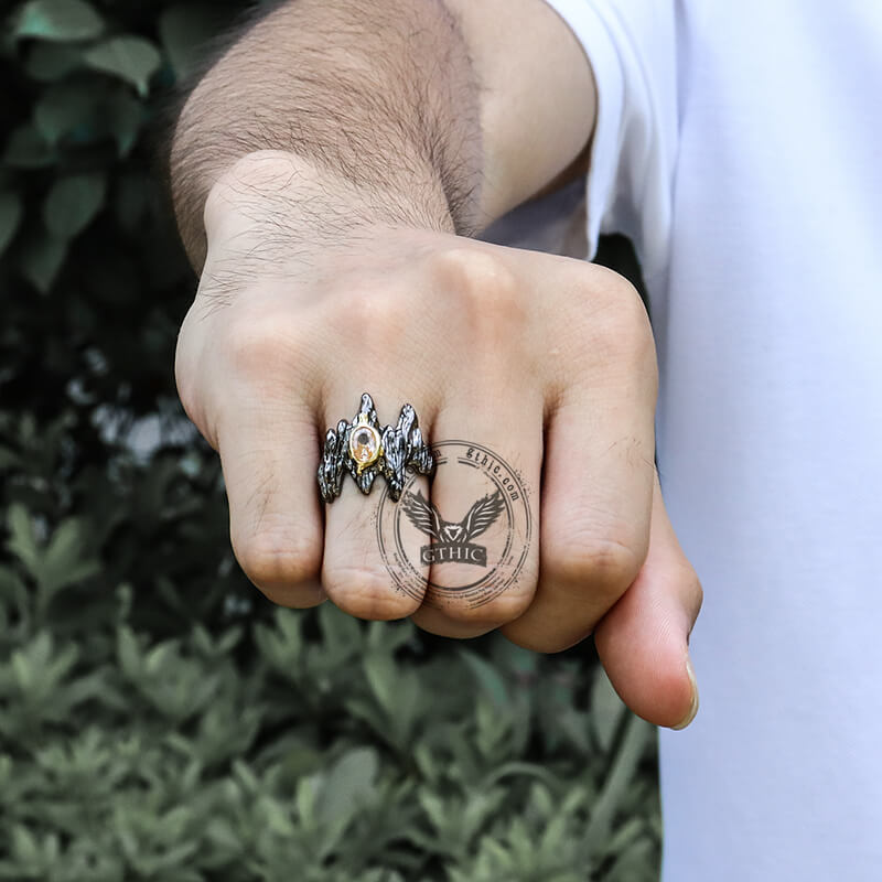 Anillo gótico de latón con corteza negra irregular