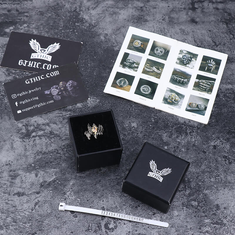 Anillo gótico de latón con corteza negra irregular