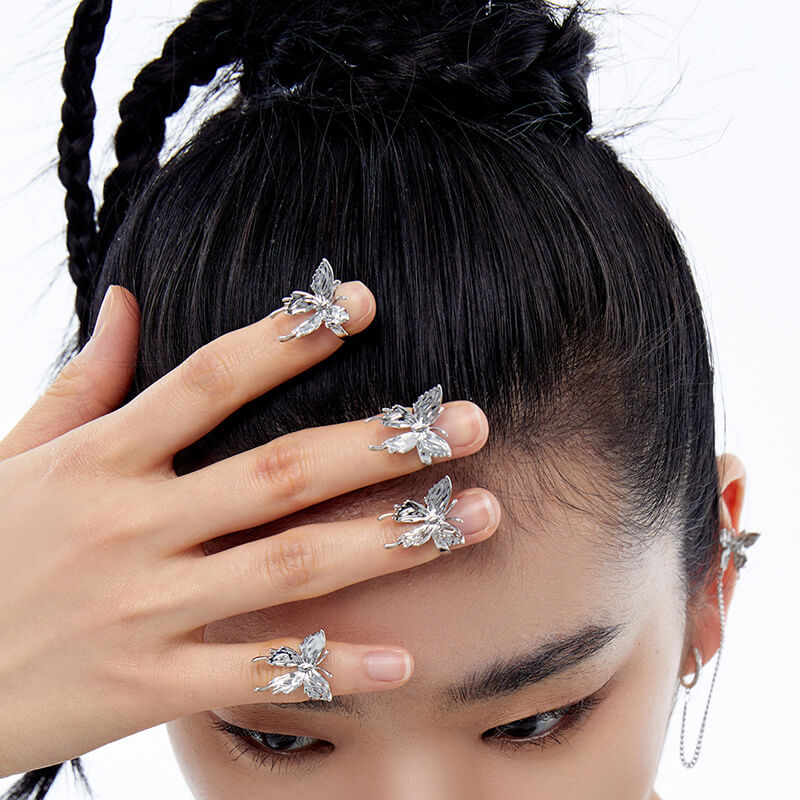 Anillo abierto de cobre con mariposa licuada