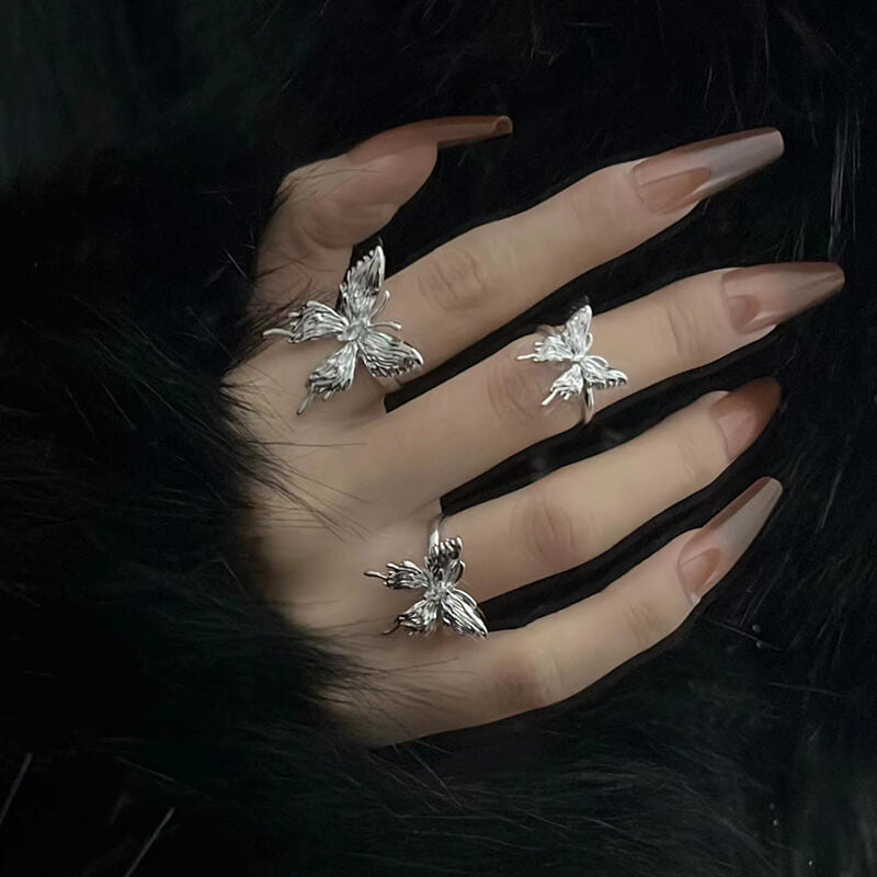 Anillo abierto de cobre con mariposa licuada