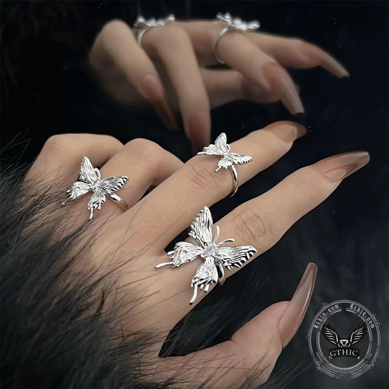 Anillo abierto de cobre con mariposa licuada