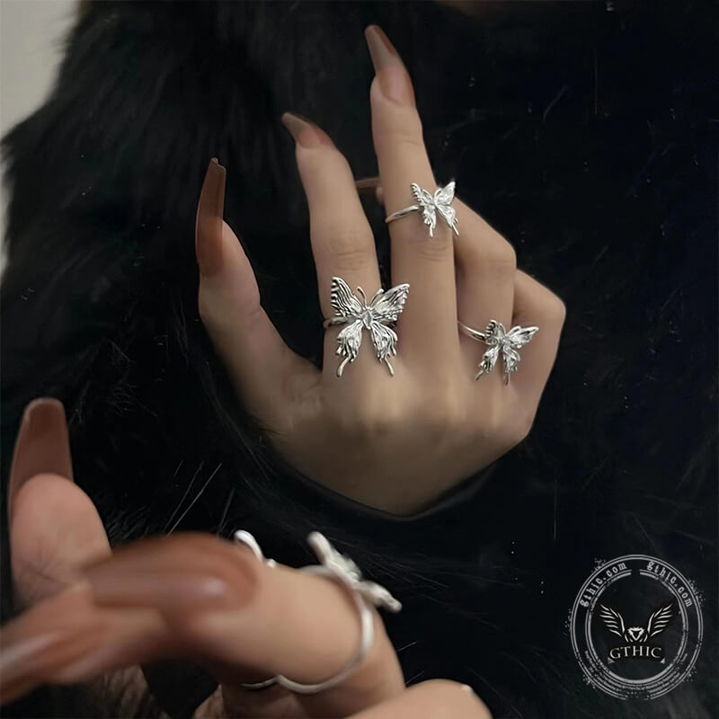 Anillo abierto de cobre con mariposa licuada