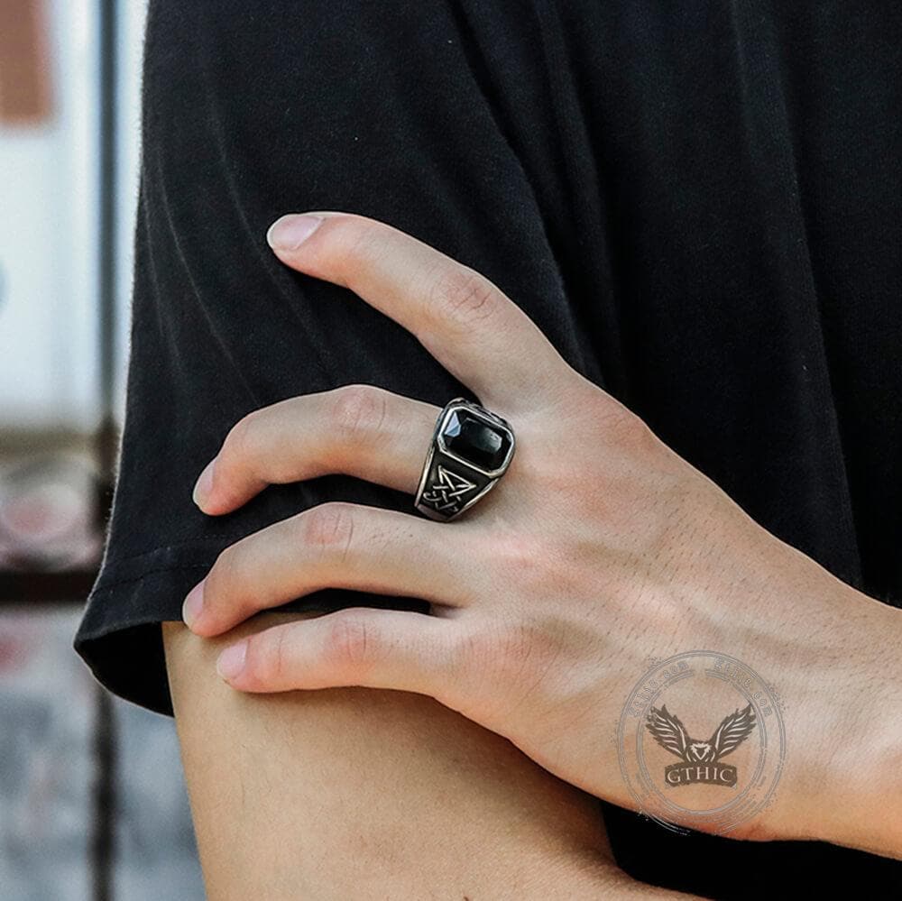 Anillo de acero inoxidable con gema negra y símbolo de Lucifer