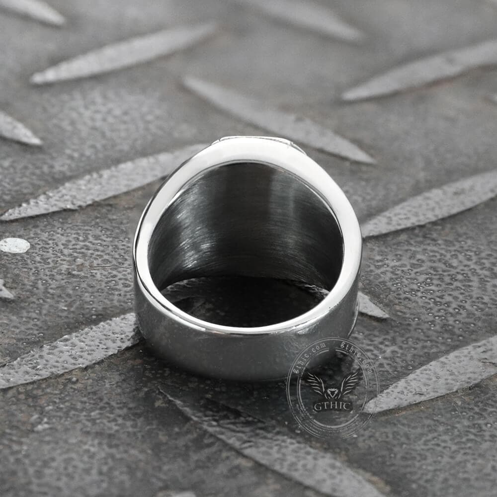 Anillo de acero inoxidable con gema negra y símbolo de Lucifer