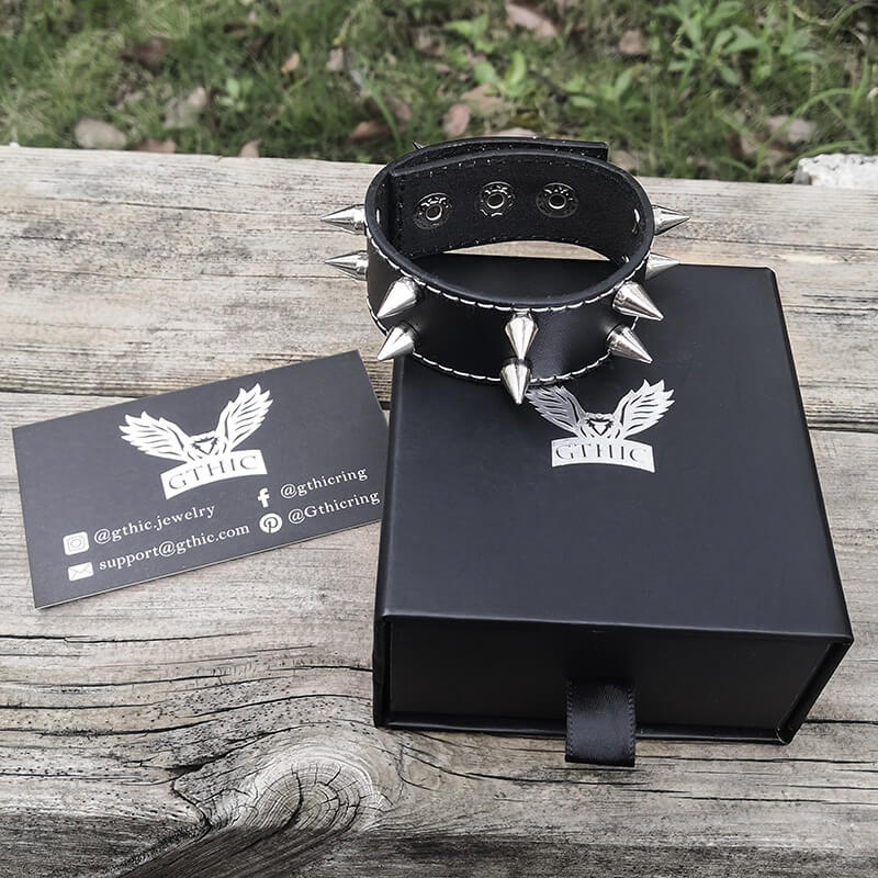 Pulsera punk de cuero con remaches minimalistas