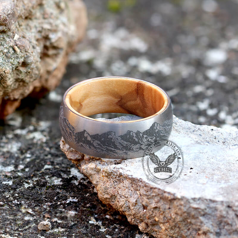 Anillo de madera de titanio con escena de montaña