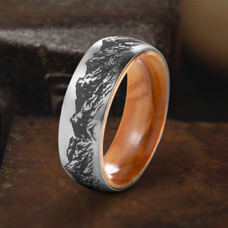 Anillo de madera de titanio con escena de montaña
