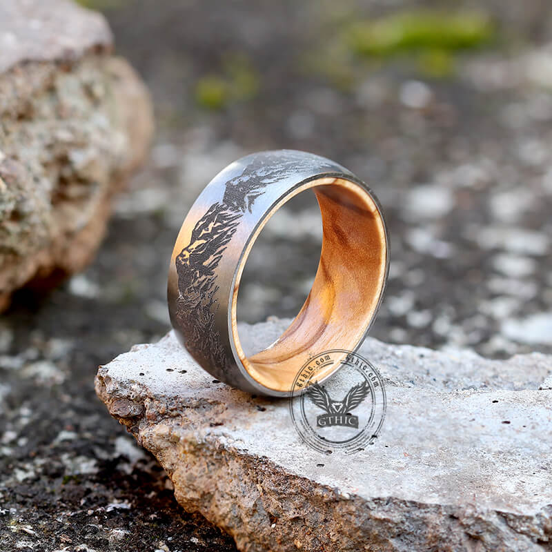 Anillo de madera de titanio con escena de montaña