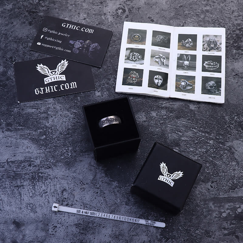 Anillo de madera de titanio con escena de montaña