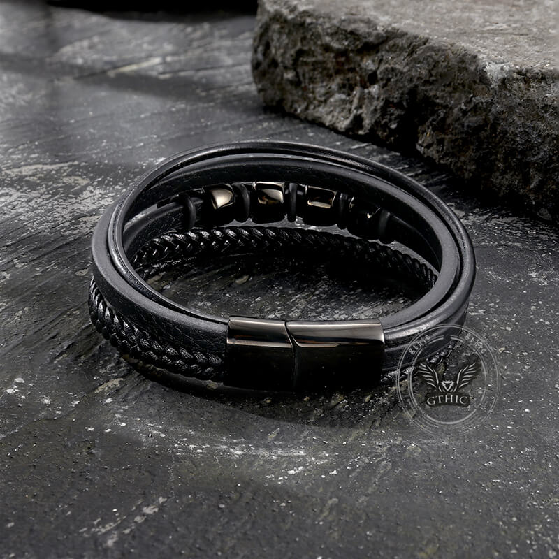 Pulsera de cuero trenzado multicapa con cuatro calaveras punk